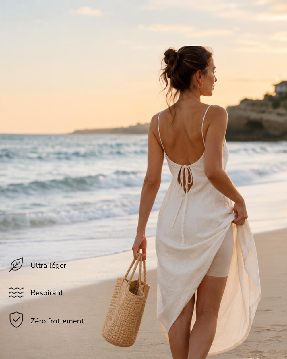 Femme en robe blanche marchant sur une plage en été